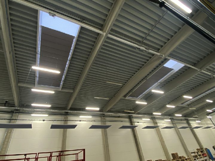 Baldachýn pod světlíky a stropní okna