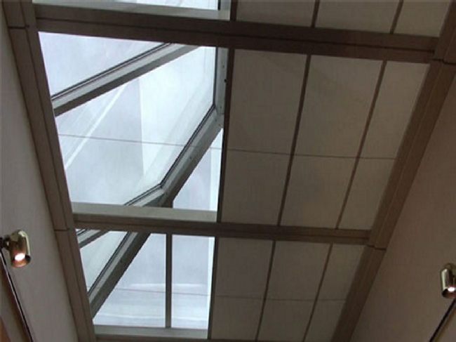 Motorický baldachýn pod světlíky