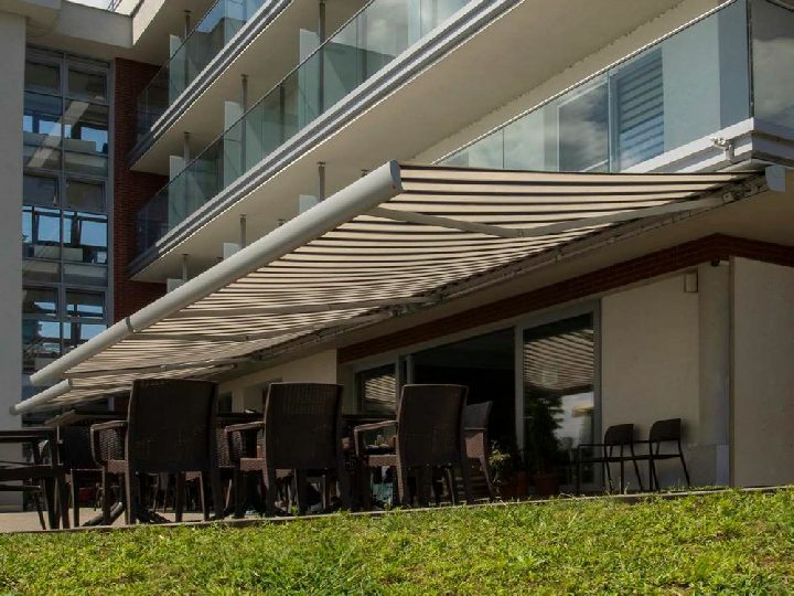 Plně zakrytá kazetová markýza