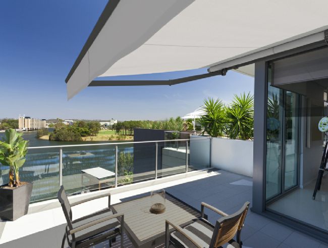 Nezakrytá markýza pod přesah střechy nebo balkon