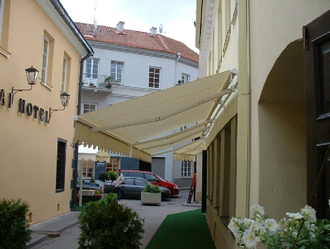 Nezakrytá markýza pod přesah střechy