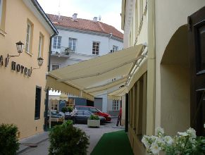 Nezakrytá markýza pod přesah střechy