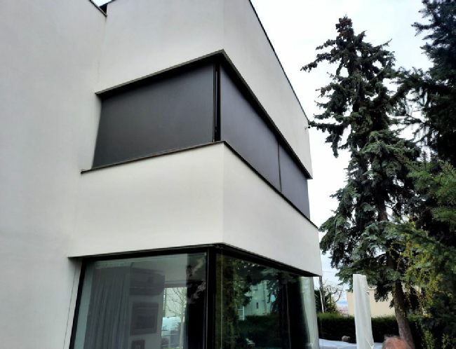 Screenové rolety s bočními vodícími lanky a krycím boxem