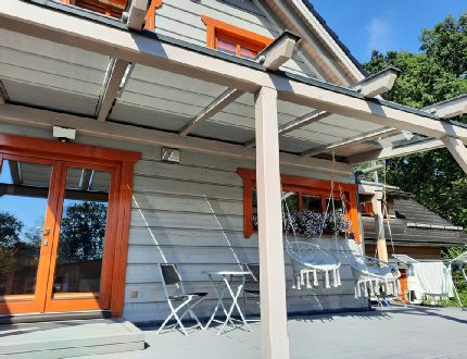 Baldachýn - screenové stínění pod střechu pergoly