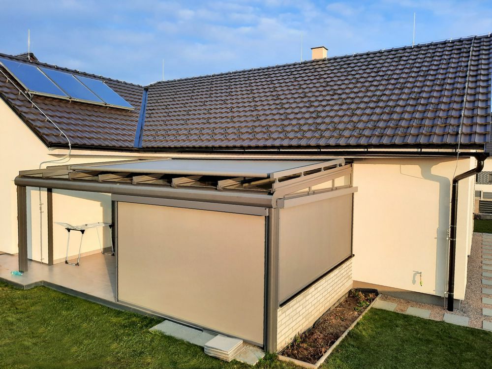 Výsuvná markýza nad střechu zimní zahrady