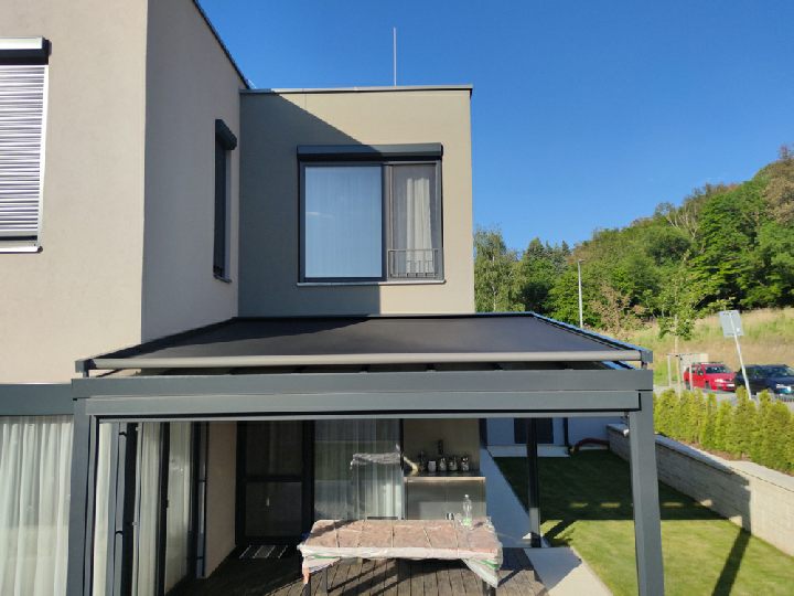 Výsuvné markýzy nad střechu zimní zahrady