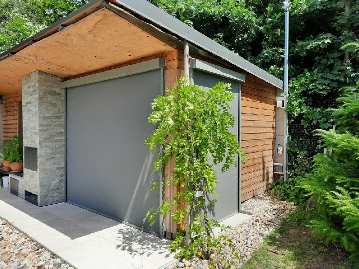 Screenové rolety se ZIP systémem na pergoly